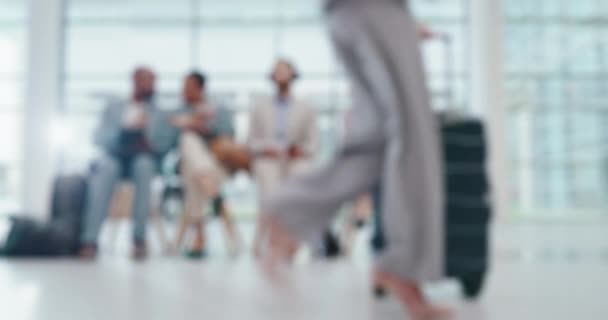 Кімната Очікування Аеропорту Розмитість Ділові Люди Розслабляються Сидять Терпіння Польоту — стокове відео