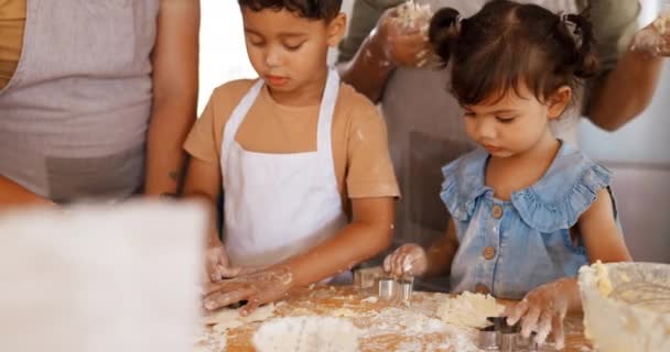 Famille Apprentissage Parents Cuisiner Avec Les Enfants Dans Une Table — Video