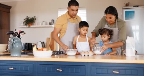 子供とキッチンで親は小麦粉 または夕食や昼食を手伝うことを学びます 教える ベーキングまたは家のママやパパと子供に食べ物の知識 — ストック動画