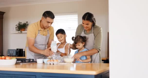 Koken Ouders Kinderen Leren Keuken Bakken Met Bloem Helpen Samen — Stockvideo
