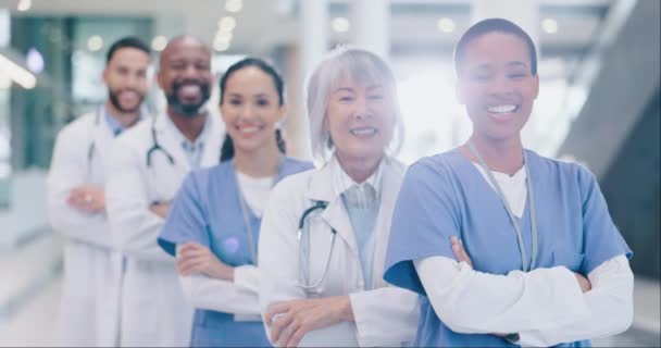带着自信站在医院里的医护人员的横臂 骄傲和脸庞 医疗诊所走廊内专业医生团队的快乐 多样性和肖像 — 图库视频影像