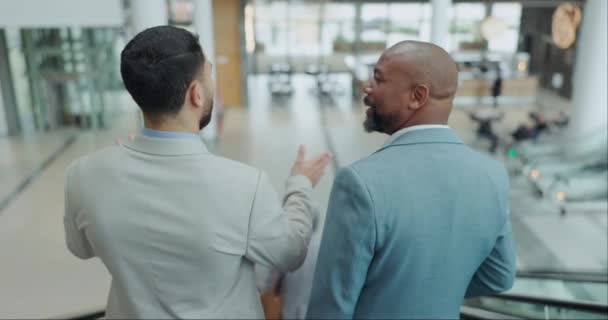 Escada Rolante Discussão Homens Negócios Escritório Para Carreira Corporativa Trabalho — Vídeo de Stock