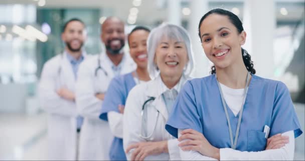 信頼とリーダーシップと幸せで病院の医師の十字軍 グループと顔 医療クリニックの廊下で医療従事者のプロチームの笑顔 多様性 — ストック動画