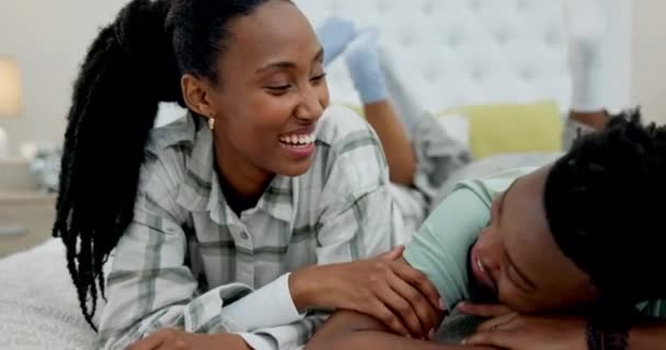 Szczęśliwa Czarna Para Relaks Leżenie Łóżku Rano Więzi Lub Uczucie — Wideo stockowe