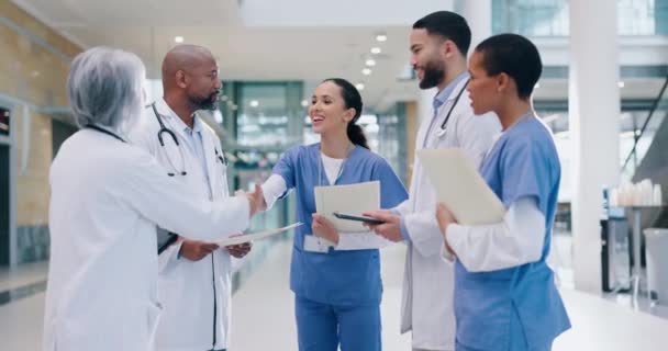 护士和医院握手欢迎 实习或医疗推广 诊所专业人员握手寻找机会 交易和招聘成功 — 图库视频影像