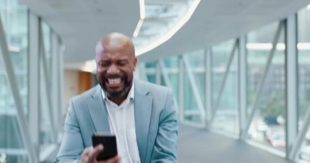 Szczęśliwy Zwycięzca Interesy Czarnym Mężczyzną Telefon Powiadomienia Dawania Awansu Świętowanie — Wideo stockowe