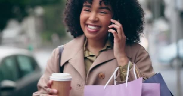 城市中的电话 购物袋和女商人 用于通信 网络和零售 与街上谈话的人进行技术 联系和存储 以便进行连接 移动和精品采购 — 图库视频影像