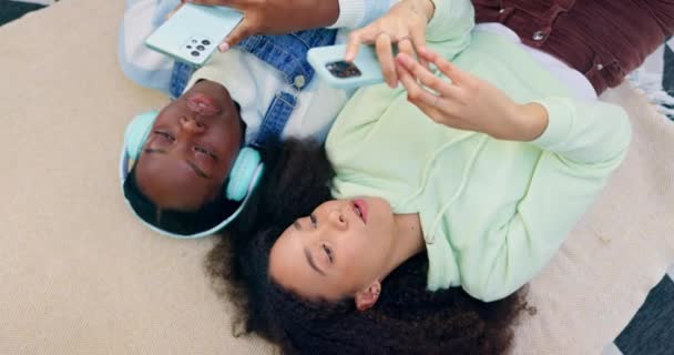 Kadınlar Birlikte Telefon Zemin Üzerinde Üst Görünüm Veya Kulaklık Müzik — Stok video