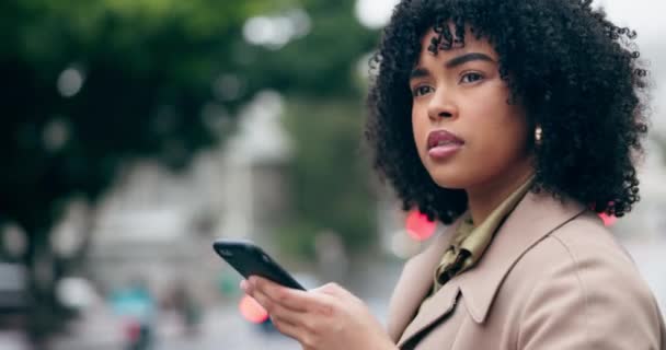 Telefon Taxa Kvinde Med Indkøbspose Stopper Online Rejse Service Mobil – Stock-video