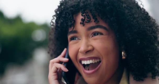 彼女の通勤中に良いニュースを聞く街の女性との電話 うわーとゴシップ モバイル ゴール 会話で幸せな若者との会話 — ストック動画
