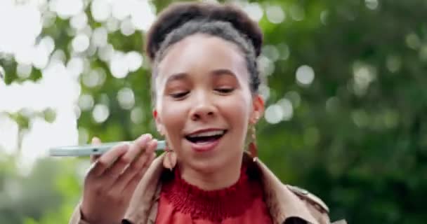 Ses Telefon Görüşmesi Parktaki Kadın Konuşurken Notalar Konuşmalar Gülümsemeler Kadın — Stok video