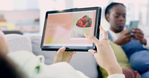平板电脑 网上购物屏幕和妇女食品杂货店的选择 在家里的沙发上放松一下 在线虚拟商店为沙发上的女性提供食品递送网站 数字应用和决策 — 图库视频影像