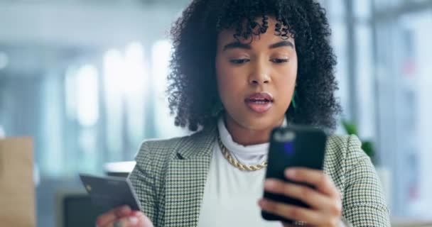 Kadını Telefon Kredi Kartı Online Alışveriş Finansal Ödeme Fintech Başarı — Stok video
