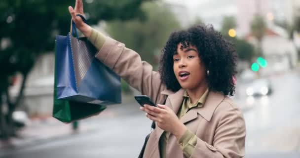 쇼핑백이있는 도시의 택시와 여성은 글리치 문제가있는 모바일 앱에서 온라인 서비스를 — 비디오