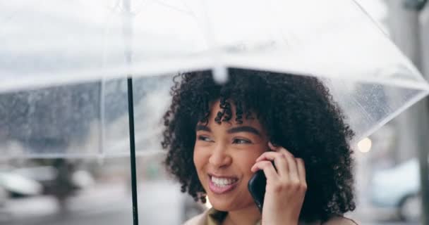コミュニケーション ネットワーキング 会話のための市内の電話 雨とビジネス女性 プロフェッショナル モバイル プランニングのためのストリートで話す人との技術 — ストック動画