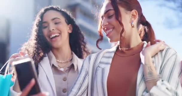 Mujer Feliz Amigos Compras Selfie Ciudad Fotografía Compra Aire Libre — Vídeos de Stock