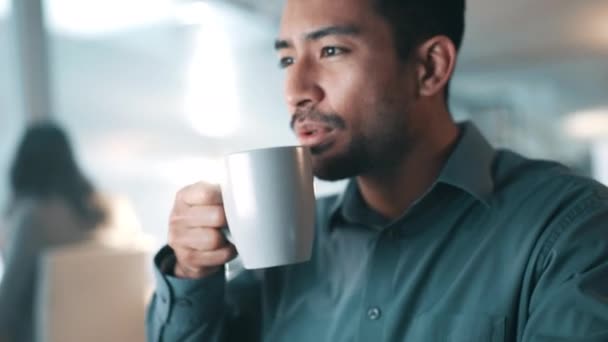 Trinken Büro Und Geschäftsmann Mit Kaffee Leseschirm Für Online Informationen — Stockvideo