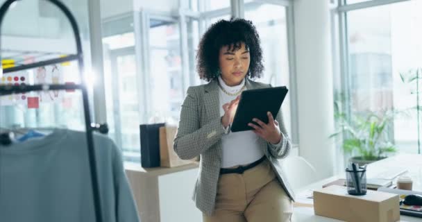 Tasarımcı Kontrol Listesi Teknoloji Için Ofiste Kadınla Arama Tablet Moda — Stok video
