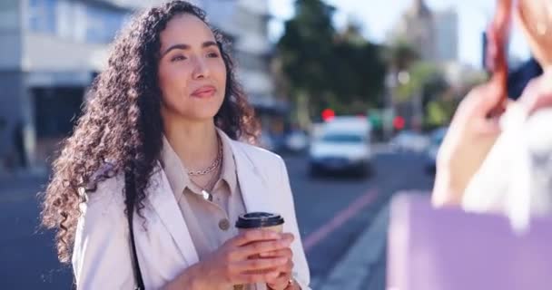 友人とコーヒーを飲みながら ボンディング 週末を過ごす ハッピー そしてコミュニケーションのために街の通りでお茶を飲む人と話す女性 — ストック動画