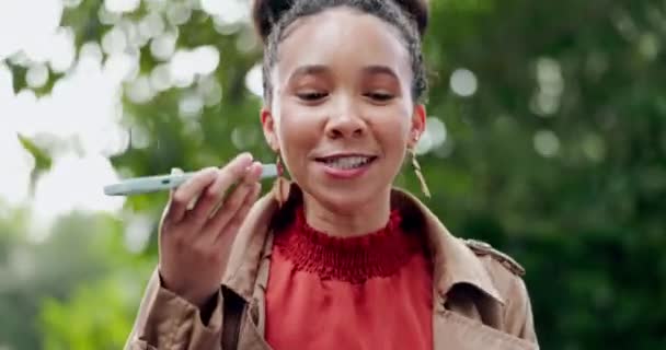 Ses Telefon Görüşmesi Parktaki Mutlu Kadın Konuşurken Notalar Konuşmalar Gülümsemeler — Stok video