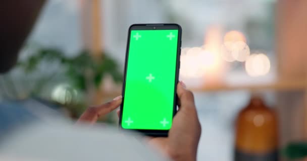 Person Smartphone Bildschirm Und Grüne Attrappe Für Soziales Netzwerk Online — Stockvideo