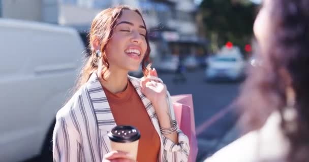 女性の友人 ショッピング ストリートでコーヒー アウトドア ファッション ブティック セールについての議論 バッグ チャットで幸せ またはCbdでの顧客体験のために一緒に — ストック動画