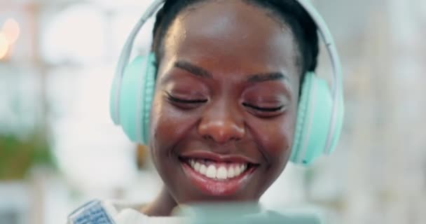 Telefone Música Rosto Feliz Dança Mulher Negra Ouvir Streaming Trilha — Vídeo de Stock