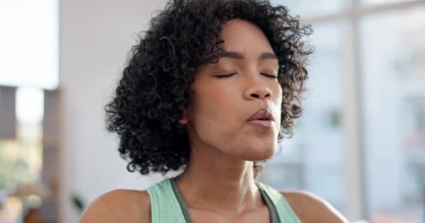 フィットネス 精神的な健康のために女性の顔と瞑想 リラックス ホリスティック エネルギートレーニングのためのスタジオでのバランス マインドフルネス ウェルネス — ストック動画