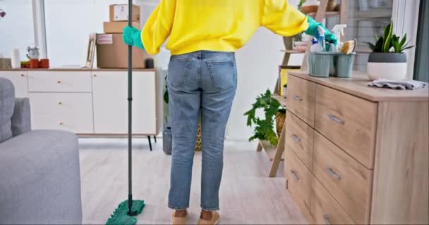 后背或清洁桶在室内的卫生习惯 污垢或细菌消毒 家居客厅内的抹布 容器或化工产品 用于家政服务 灰尘或细菌保护 — 图库视频影像
