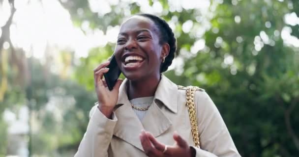 电话和黑人女人在公园与聊天 庆祝和微笑从谈话 女性个人 移动宣传和网络交流在自然界中的成功与在交谈中的行走和说话 — 图库视频影像
