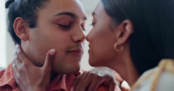 Gesicht Paar Und Kuss Hause Für Liebe Fürsorge Und Engagement — Stockvideo