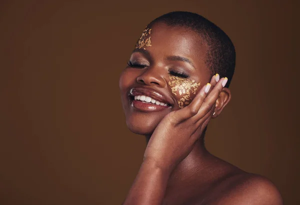 Guld Makeup Och Kvinna Med Ett Leende Från Lyxig Behandling — Stockfoto