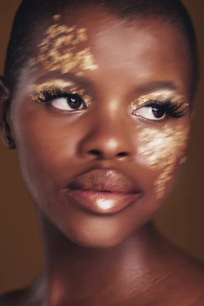 Золото Мистецтво Африканська Жінка Макіяжем Краси Естетики Ізольовані Студії Коричневого — стокове фото