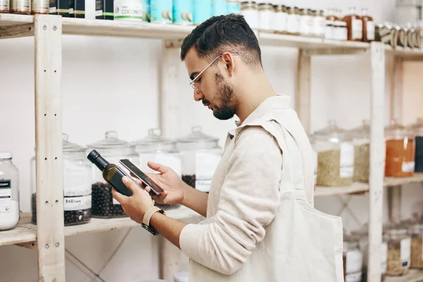 Homem Compras Telefone Para Ler Produto Supermercado Alimentos Saudáveis Informações — Fotografia de Stock