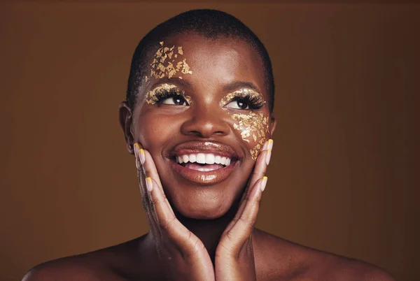 Guld Glitter Ansikte Och Svart Kvinna Skönhet Med Makeup Och — Stockfoto