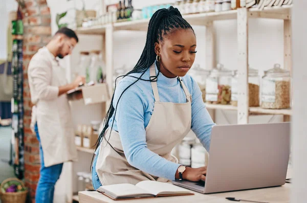 Mercearia Pequena Empresa Mulher Negra Balcão Com Laptop Para Estoque — Fotografia de Stock