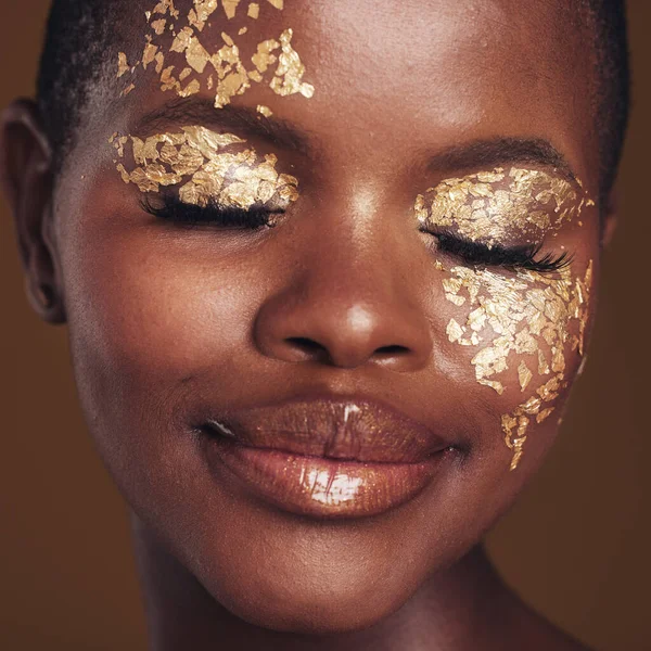 Guld Kreativ Och Svart Kvinna Med Makeup För Skönhet Estetik — Stockfoto