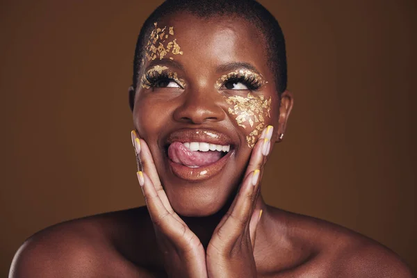 Золоте Блискуче Обличчя Чорна Жінка Красуня Макіяжем Язиком Студії Іскровою — стокове фото