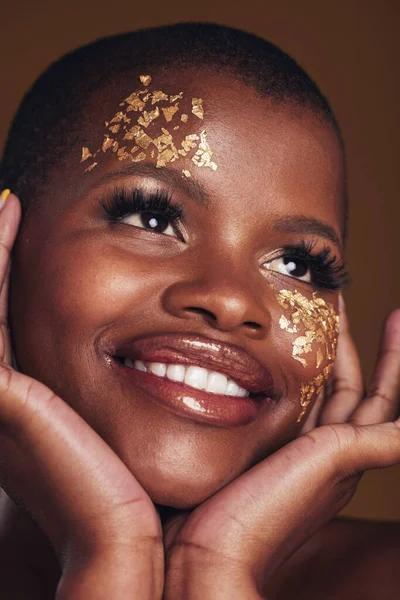 Guld Makeup Och Kvinna Ansikte Närbild Med Ett Leende Från — Stockfoto