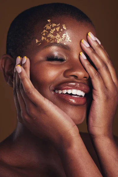 Konst Kosmetika Och Svart Kvinna Med Guld Makeup Brun Bakgrund — Stockfoto