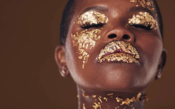 Gold Kunst Und Gesicht Der Afrikanischen Frau Mit Make Für — Stockfoto