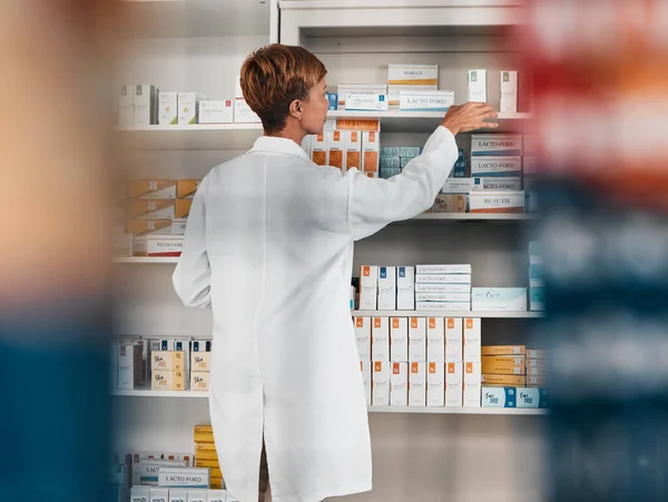 Frau Apotheker Und Inventarkontrolle Regal Nach Pillen Tabletten Oder Medikamenten — Stockfoto