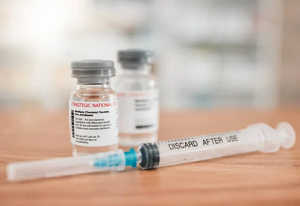 Pharmacy Syringe Vial Vaccine Medication Illness Cure Healthcare Table Drugs — Stock Photo, Image