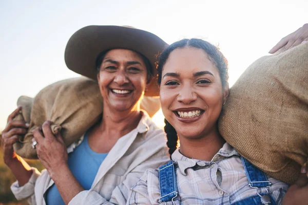 Farmářská Úroda Ženy Šťastný Portrét Venkově Úsměvem Práce Travnatém Poli — Stock fotografie
