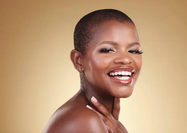 Black Woman Makeup Face Beauty Studio Self Care Skin Glow — Stock Photo, Image