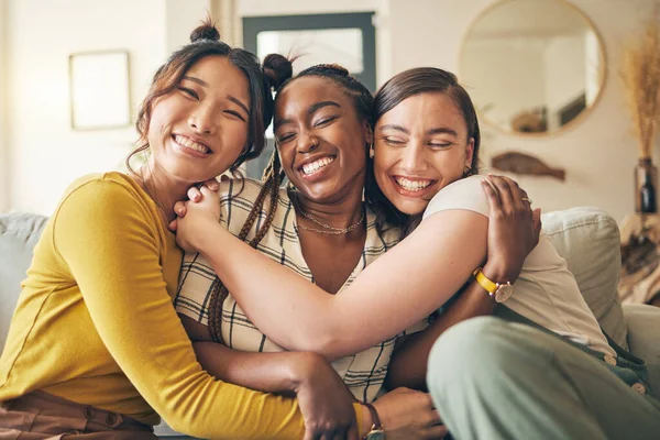 一群女人的画像 朋友们在沙发上拥抱 带着微笑 在客厅里拥抱在一起 爱和友谊 女孩们坐在有多样性的沙发上 感到自豪 人们在家里玩得很开心 — 图库照片