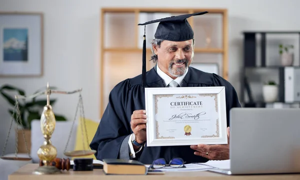 Laptop Videó Hívás Igazolás Egy Bíróval Irodájában Büszke Diplomájára Számítógép — Stock Fotó