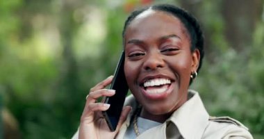Happy, telefon görüşmesi ve parktaki siyahi kadın konuşarak, konuşarak ve gülümseyerek konuşuyor. Doğada gezici ve ağ kuran kadın bahçede iletişim ve sohbet ile konuşuyor..