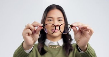 Kadın, gözlük ve vizyon beyaz arka planda izole edilmiş portre, göz bakımı ve optometri. Çerçeve, reçeteli lens ve sağlık. Stüdyodaki karardan ve gözlüklerden memnun..