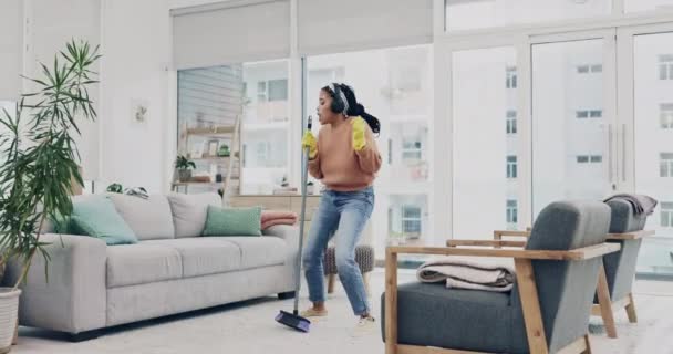 Bersih Bersih Penyanyi Dan Sapu Dengan Wanita Ruang Tamu Untuk — Stok Video